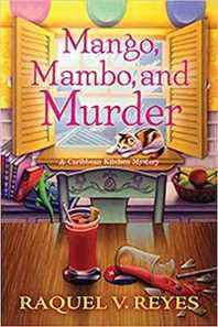 Image de couverture Mango Mambo and Murder, avec une illustration d'une table dans une pièce ensoleillée avec deux boissons rouges de fantaisie, dont l'une est tombée et s'est brisée, et un chaton assis sur un bureau derrière elle
