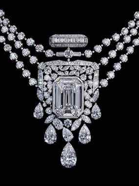 Le collier 55.55 en or blanc et diamants, orné d'un diamant DFL Type IIa taille émeraude de 55,55 carats.