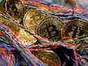 Des bitcoins se trouvent parmi un câblage en cuivre torsadé dans un bureau à Londres, au Royaume-Uni, le 5 septembre 2017. 