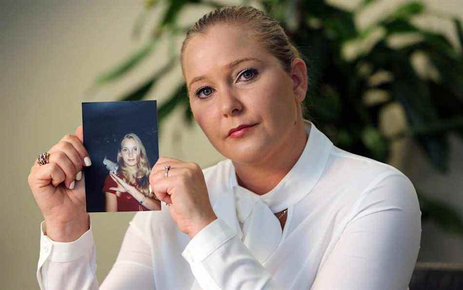 Virginia Roberts Giuffre avec une photo d'elle à 16 ans, quand elle dit que Jeffrey Epstein a commencé à l'abuser sexuellement - Emily Michot/Miami Herald/Tribune News Service via Getty Images