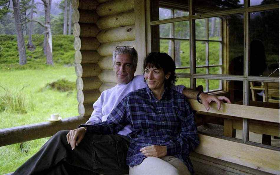 La photo de Jeffrey Epstein et Ghislaine Maxwell au Queen&# x002019;s log cabin à Balmoral aurait été prise en 1999 - US Department of Justice/PA