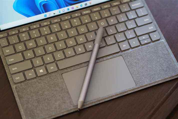 Le clavier, le trackpad et le stylet de Microsoft Surface Go 3.