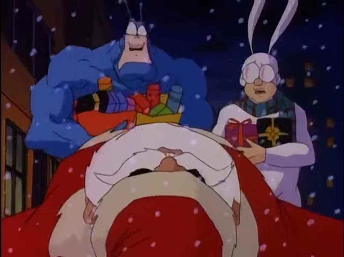 The Tick et Arther regardent horrifiés le corps du Père Noël, dans The Tick (1994). 