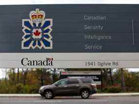 Un véhicule passe devant un panneau devant le quartier général du Service canadien du renseignement de sécurité (SCRS) à Ottawa, le 5 novembre 2014.