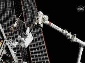 Des astronautes effectuent une sortie dans l'espace pour remplacer une antenne défectueuse sur la Station spatiale internationale (ISS) dans une image fixe de la vidéo du 2 décembre 2021.