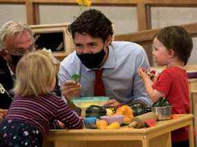 Le Premier ministre canadien Justin Trudeau joue avec des enfants à la garderie de l'école Carrefour de l'Isle-Saint-Jean à Charlottetown, Île-du-Prince-Édouard, Canada, le 27 juillet 2021.