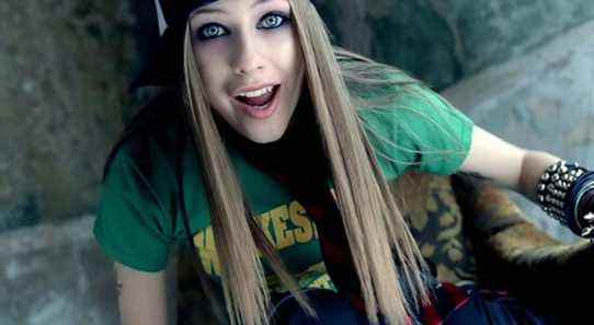Avril Lavigne transforme sa chanson Sk8er Boi en un film, pouvons-nous la rendre plus évidente