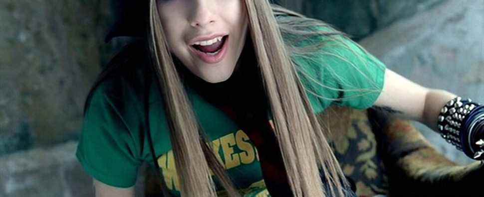 Avril Lavigne transforme sa chanson Sk8er Boi en un film, pouvons-nous la rendre plus évidente