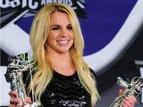 Sur cette photo d'archive, Britney Spears tient son prix de la meilleure vidéo pop et son prix Michael Jackson Video Vanguard dans la salle de presse des MTV Video Music Awards (VMA) 2011 le 28 août 2011 au Noika Theatre au centre-ville de Los Angeles, en Californie.