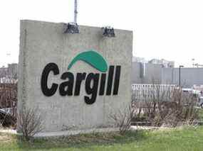Un panneau est affiché à l'extérieur de l'installation Cargill à High River, en Alberta.