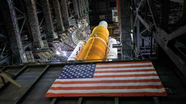 Une vue de la fusée SLS de la NASA, presque entièrement assemblée, en septembre 2021.