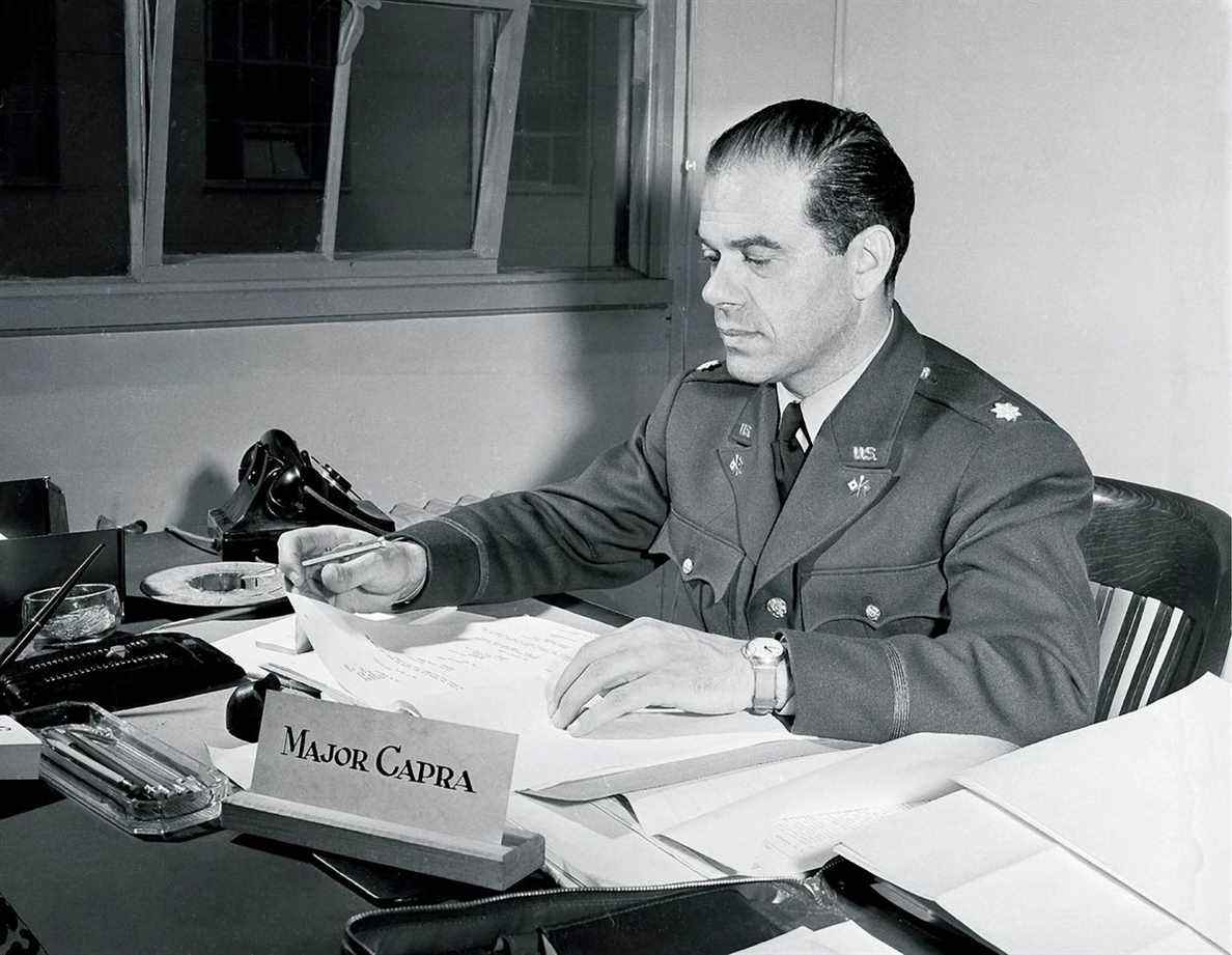 Frank Capra à son bureau au ministère de la Guerre