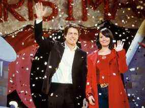 Le Premier ministre britannique (Hugh Grant) et son assistante Natalie (Martine McCutcheon) sont pris au dépourvu lors d'un spectacle de Noël dans Love Actually en 2003.