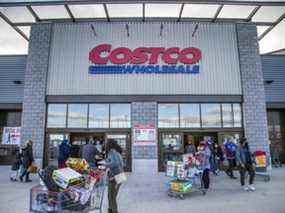Costco a battu les estimations de Wall Street pour les résultats trimestriels jeudi alors que de plus en plus de consommateurs sont revenus dans les magasins physiques.