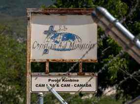 Sur cette photo d'archive prise le 22 octobre 2021, une pancarte se trouve devant les ministères de l'aide chrétienne à Titanyen, en Haïti.