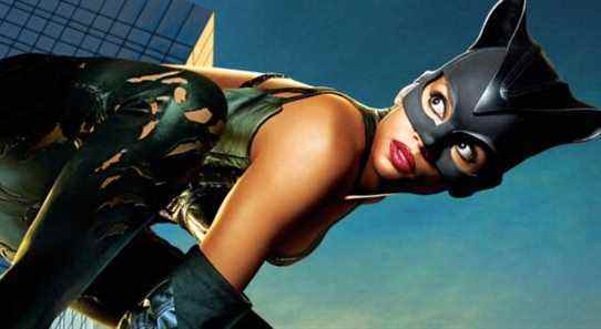 Halle Berry révèle pourquoi elle a accepté sa Catwoman Razzie en personne