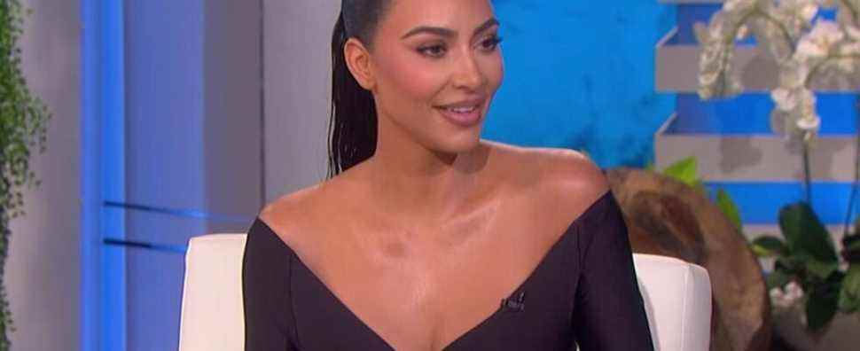 Kim Kardashian a finalement passé le Baby Bar et a été célébrée avec un article de mode épique, bien sûr