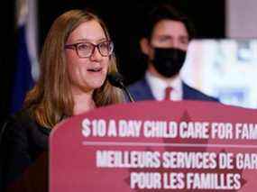 La ministre de la Famille, des Enfants et du Développement social, Karina Gould, participe à une annonce sur la garde d'enfants avec le premier ministre Justin Trudeau à Ottawa, le 15 décembre 2021.