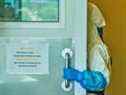 Un technicien portant une combinaison intégrale entre dans un laboratoire de recherche Covid-19 de niveau de biosécurité 3 à l'Institut africain de recherche en santé à Durban, en Afrique du Sud, le mercredi 15 décembre 2021.  