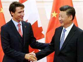 Le président chinois Xi Jinping (à droite) serre la main du Premier ministre canadien Justin Trudeau avant leur rencontre au Diaoyutai State Guesthouse à Pékin, en Chine, en août 2016.