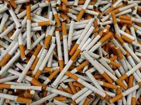 Les cigarettes Lucky Strike sont vues pendant le processus de fabrication dans la British American Tobacco Cigarette Factory (BAT) à Bayreuth, en Allemagne, le 30 avril 2014.