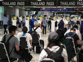 Les touristes étrangers préparent leurs documents dans les nouvelles voies d'entrée de l'aéroport de Suvarnabhumi au cours du premier jour de la campagne de réouverture du pays, dans le cadre du plan du gouvernement pour relancer le secteur du tourisme touché par la pandémie à Bangkok, Thaïlande, le 1er novembre 2021.