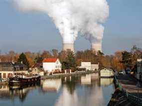 Les tours de refroidissement dégagent de la vapeur d'eau à la centrale nucléaire de Nogent, exploitée par Électricité de France SA (EDF), à Nogent-sur-Seine, en France, le mardi 21 décembre 2021.
