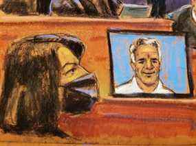 Ghislaine Maxwell, l'associée de Jeffrey Epstein accusée de trafic sexuel, assiste à son procès près d'une image d'Epstein sur un écran dans un sketch d'une salle d'audience à New York le 2 décembre 2021.