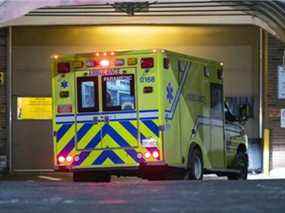 Une ambulance entre dans un service d'urgence du Québec.