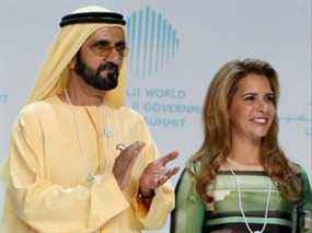 Dans cette photo d'archives prise le 11 février 2018, le cheikh Mohammed bin Rashid al-Maktoum, vice-président et premier ministre des Émirats arabes unis et souverain de Dubaï, et son épouse la princesse Haya bint al-Hussein sont vus sur scène pendant l'ouverture du Sommet mondial des gouvernements à Dubaï.