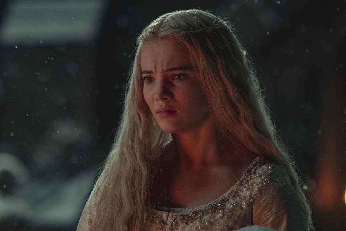 Une image fixe de Ciri l'air triste dans la saison 2 de The Witcher