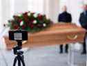Une caméra est installée pour diffuser en direct les funérailles d'une victime de COVID-19 à Vienne, en Autriche. 