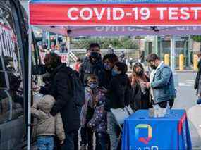 Des gens font la queue sur un site de test COVID-19 contextuel à New York, États-Unis, le 3 décembre 2021. REUTERS/Jeenah Moon