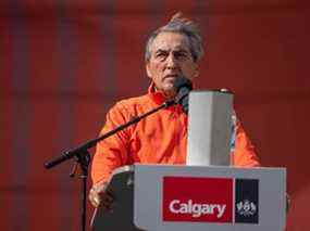 Phil Fontaine, ancien chef national de l'Assemblée des Premières Nations, prend la parole lors de l'événement Orange Shirt Day organisé par la ville de Calgary le 30 septembre 2021.