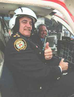 Le 20 décembre 2005, le chef de la police de Toronto Julian Fantino et le maire Mel Lastman sont assis dans le cockpit d'un nouvel hélicoptère de la police.