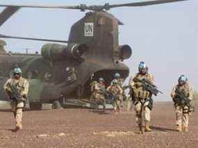 L'infanterie et le personnel médical canadiens débarquent d'un hélicoptère Chinook alors qu'ils participent à une démonstration d'évacuation médicale sur la base des Nations Unies à Gao, au Mali, le 22 décembre 2018.