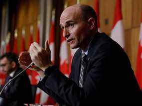Le ministre canadien de la Santé Jean-Yves Duclos lors d'une conférence de presse à Ottawa le 30 novembre 2021. REUTERS/Blair Gable
