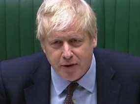 Une capture vidéo d'images diffusées par l'Unité d'enregistrement parlementaire (PRU) du Parlement britannique montre le Premier ministre britannique Boris Johnson s'exprimant lors de l'heure des questions du Premier ministre (PMQ) à la Chambre des communes à Londres le 26 mai 2021.