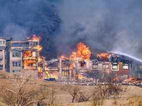 Des structures brûlent alors qu'un incendie de forêt poussé par le vent a forcé l'évacuation de la banlieue supérieure de Boulder, Colorado, le 30 décembre 2021.