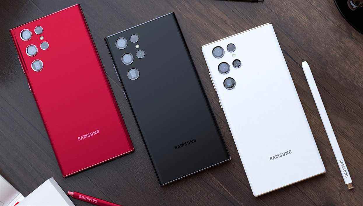 Samsung Galaxy S22 Ultra arrière avec S Pen en trois couleurs