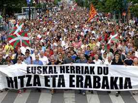 Des milliers de personnes défilent dans la ville basque du nord de l'Espagne de San Sebastian lors d'une manifestation nationaliste basque le 13 août 2006. La bannière dit en basque, 
