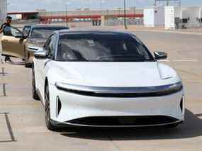 Des personnes testent des véhicules électriques Dream Edition P et Dream Edition R à l'usine Lucid Motors de Casa Grande, Arizona, États-Unis, le 28 septembre 2021.