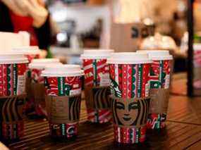 Les commandes obile attendent d'être récupérées dans un Starbucks, à Hambourg, dans la banlieue de Buffalo, New York.