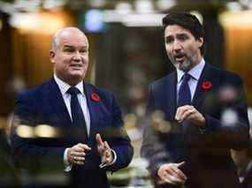 Sur l'image à plusieurs expositions, la chef conservatrice Erin O'Toole, à gauche, pose une question et le premier ministre Justin Trudeau répond lors de la période des questions à la Chambre des communes le 4 novembre 2020.