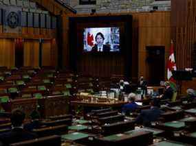 Le premier ministre Justin Trudeau s'adresse virtuellement à une Chambre des communes presque vide le 3 février 2021.