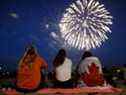 Des gens regardent des feux d'artifice survoler Ashbridges Bay lors des festivités de la fête du Canada, le 1er juillet 2019 à Toronto.