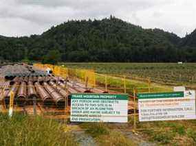 Le matériel du projet Trans Mountain Pipeline se trouve dans un lot de stockage à l'extérieur d'Abbotsford, en Colombie-Britannique, le 6 juin 2021.