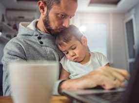 La pandémie a encouragé de nombreux professionnels à reconsidérer leurs habitudes de travail et les pères sont particulièrement plus intéressés par des horaires de travail flexibles afin qu'ils puissent passer plus de temps avec leurs enfants.