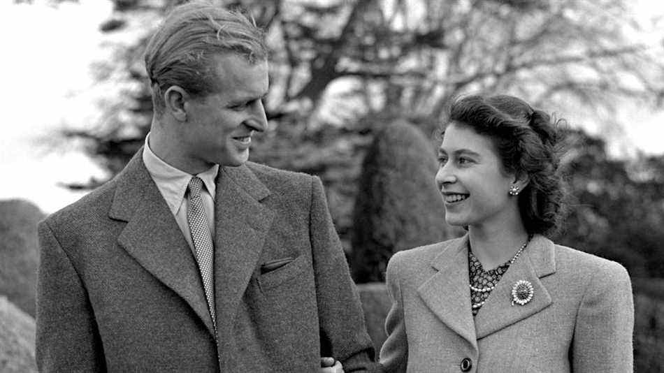 La princesse Elizabeth en 1947 se promenant avec son mari, le duc d'Édimbourg, à Broadlands, Hampshire, lors de leur première apparition publique depuis leur mariage