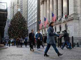 Décorations de Noël devant la Bourse de New York à New York, États-Unis, le 13 décembre 2021.